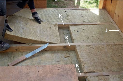 Lattian eristäminen Kahden eriste kerroksen asentaminen pihavaraston lattiaan